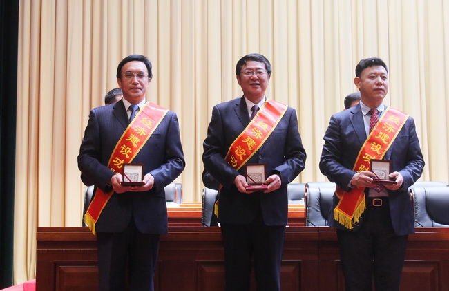 集團(tuán)獲評(píng)天橋區(qū)經(jīng)濟(jì)建設(shè)突出貢獻(xiàn)獎(jiǎng)單位 牟曉巖總經(jīng)理榮獲天橋區(qū)經(jīng)濟(jì)建設(shè)功勛獎(jiǎng)